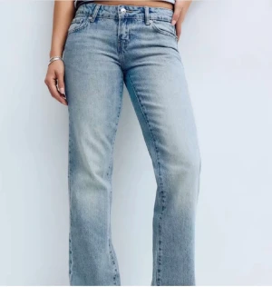 Low scandi jeans- Gina tricot  - Scandi low jeans från Gina tricot, inte mycket använda, säljer då de inte passar mig längre. Skriv vid intresse 💞💞