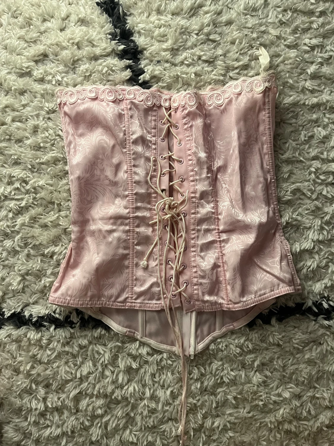 Ljusrosa korsett med spets och snörning - 1