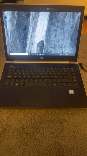 HP ProBook med Intel Core i5 8th Gen - Snygg HP ProBook laptop med Intel Core i5 8th Gen-processor. Utrustad med Windows 10, flera USB-portar, HDMI och SD-kortläsare. Skärmen och tangentbordet är i gott skick, inga synliga defekter eller större slitage. Perfekt för arbete eller studier.