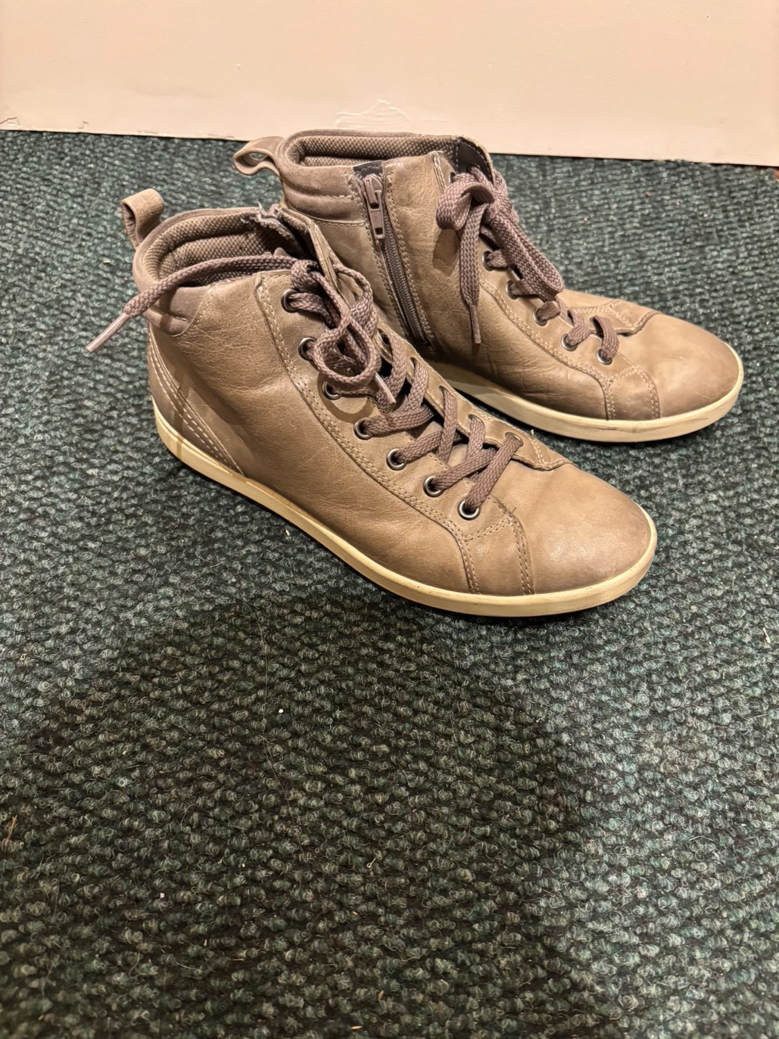 Grå skinnsneakers, Ecco