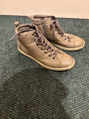 Grå skinnsneakers, Ecco - Rengjorda, impregnerade och insmorda regelbundet. 