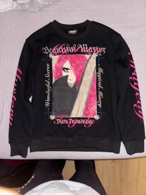 Bladee Martyr tour longsleeve - Tyvärr måste jag sälja denna but TS SO BEAUTIFUL. Storlek M Kan mötas I Stockholm eller frakt. VID KÖPA AV MER ÄN 1 DRAIN GANG MERCH KAN MAN FÅ RABBAT IM BLESSING YALL WITH THESE PRICES FR💸💰💸