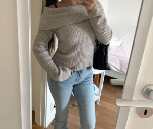 Beige offshoulder stickad tröja H&M - från HM, jätte varm stikad kofta som man kan vika ner till off shoulder. Väldigt fin färg, inga fläckar, sann i storlek, modellen är inte lose och sitter på fint som ni ser. använda nåra gånger bara tyvärr, (säljer en i svart färg med)