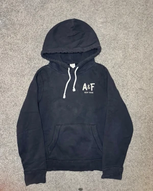 Abercrombie & Fitch Hoodie - Tja säljer nu en Abercrombie & Fitch hoodie i storlek M för endast 599kr! Pris är ej hugget i sten, hör av er i dm vid funderingar 🙌