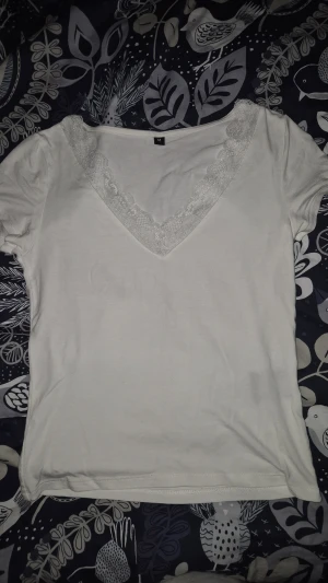 Spetstopp! - En superfin spetstopp från Lager 157. Använd men hittar inga defekter, lite småsliten i tyget o spetsen bara. Storlek Medium men passar nog storlek S ochså. 🩷 Tror att den även e nytvättad ❤️