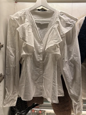 Kjorta - Helt ny utan prislapp, använd en gång till en middag och aldrig använt igen. Väldigt fin. Från Gintricot 