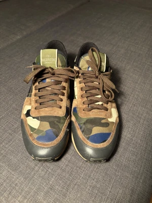 Valentino Garavani Rockrunner sneakers - Tjenare, säljer ett par snygga valentino rockrunners camou. Storlek 41 men den passar även mig som har ungefär storlek 42,5. Använde dessa under vintern och därför har det lite slitningar längst fram annars är dem i god skick. Nypris ligger mellan 7500-8000. Är alltid öppen för frågor eller några funderingar:) Byten kan också vara aktuellt.