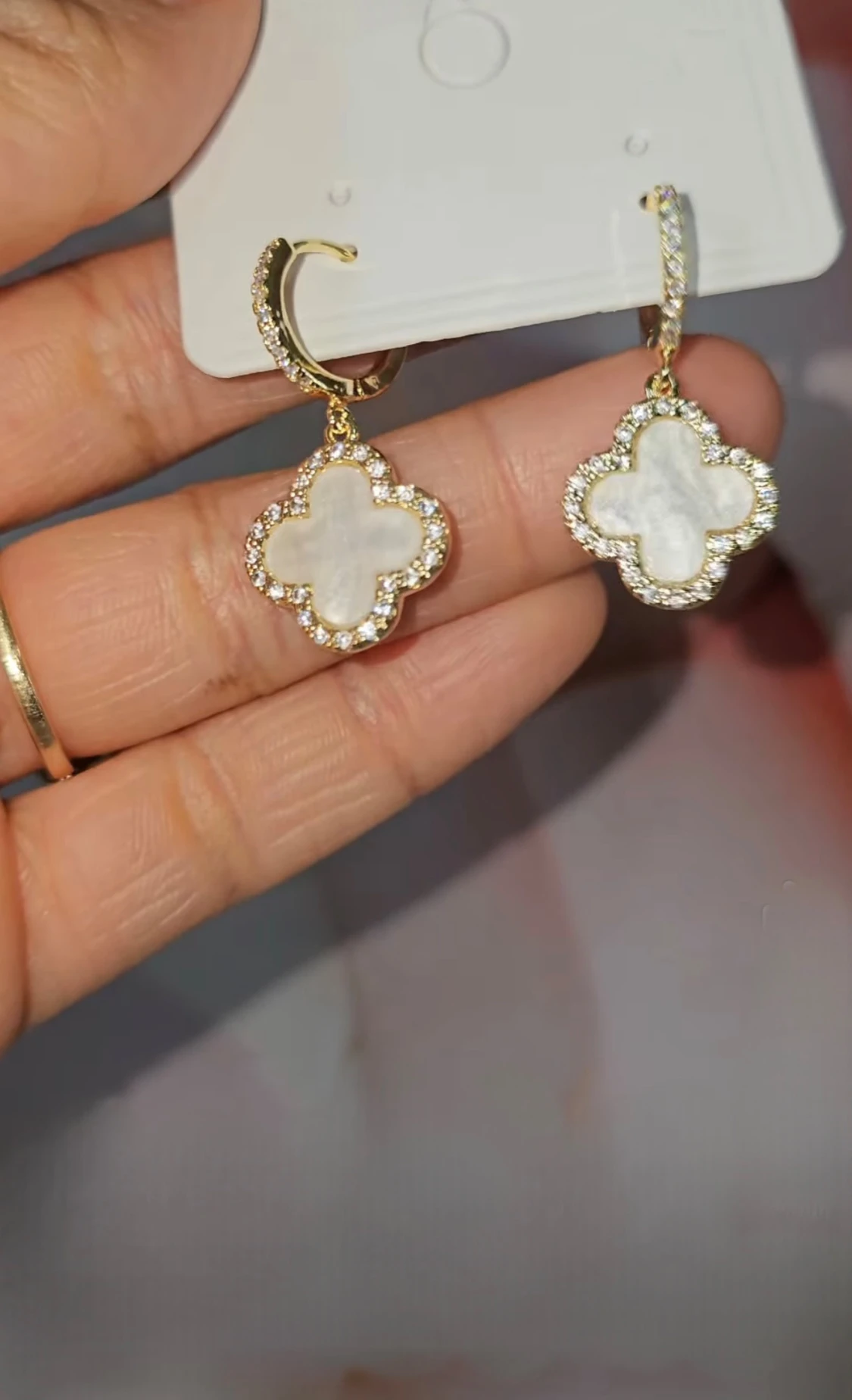 Guld clover pearl hoops örhängen