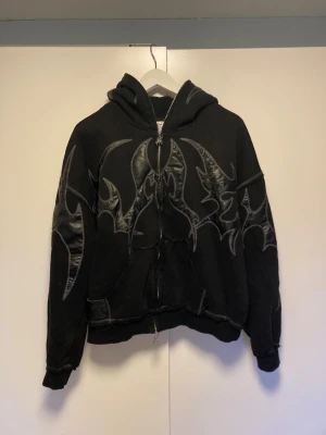Named Collective - Svart zip up hoodie från Named Collective säljs inte längre på deras sida. Storlek M/S passar dig som är runt 180cm. Använd men bra skick köptes ny för 1700kr.