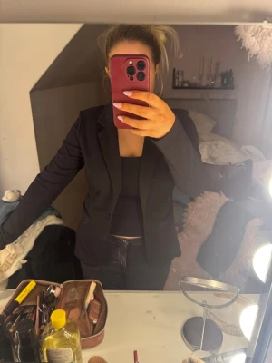 Tunn kavaj/blazer från ICHI - Svart liten kavaj/blazer! Skriv vid frågor🤗