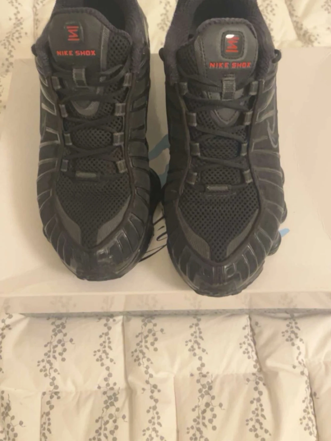 Nike Shox svarta sneakers strl 41