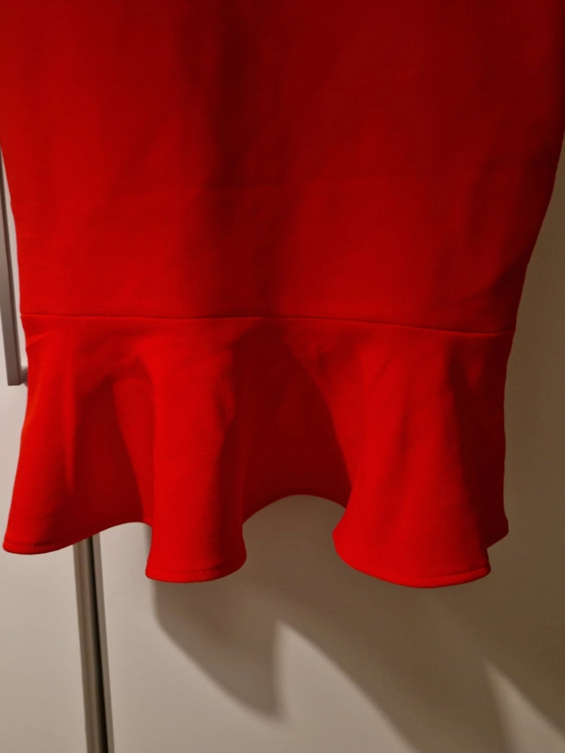 Röd volangklänning med statementärmar - 2