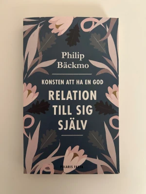 Konsten att ha en god relation till sig själv - Boken: Konsten att ha en god relation till sig själv skriven av Philip Bäckmo. 
