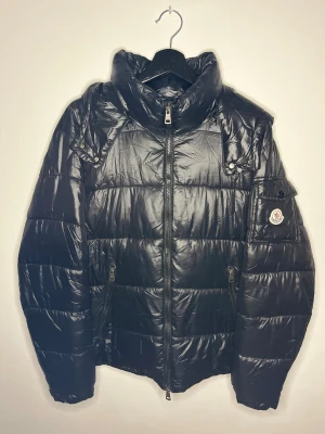 Moncler jacka maya svart - Svart Moncler jacka maya i mycket bra skick men knappen på vänstra armen saknas, NFC på loggan, pm vid intresse.