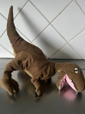 Dinosaur i brun plysch i fint skick  - Dinosaur i fint skick i fint skick i brun plysch  ca /30 cm lång 