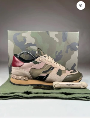 Valentino Rockrunners  - Vi säljer nu dessa valentino rockrunners | det är 8/10 skick med lite användning | storlek 39,5 som passar 40 | skriv vid frågor eller intresse!