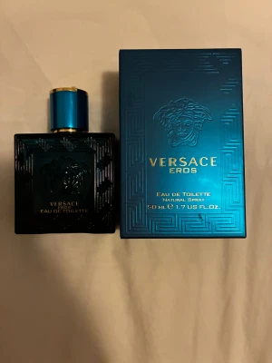 Versace Eros EDT meetup endast  - Versace Eros Eau de Toilette, 50 ml. Perfekt storlek för att ta med sig och passar dig som vill ha något exklusivt i din samling.(Har ungefär 40ml kvar)  