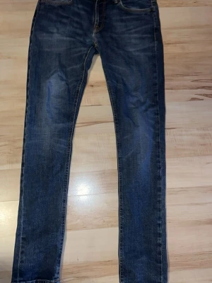 Nudie jeans  - Nypris: 1700  använda fåtal gånger då dem är alldeles för små för mig 