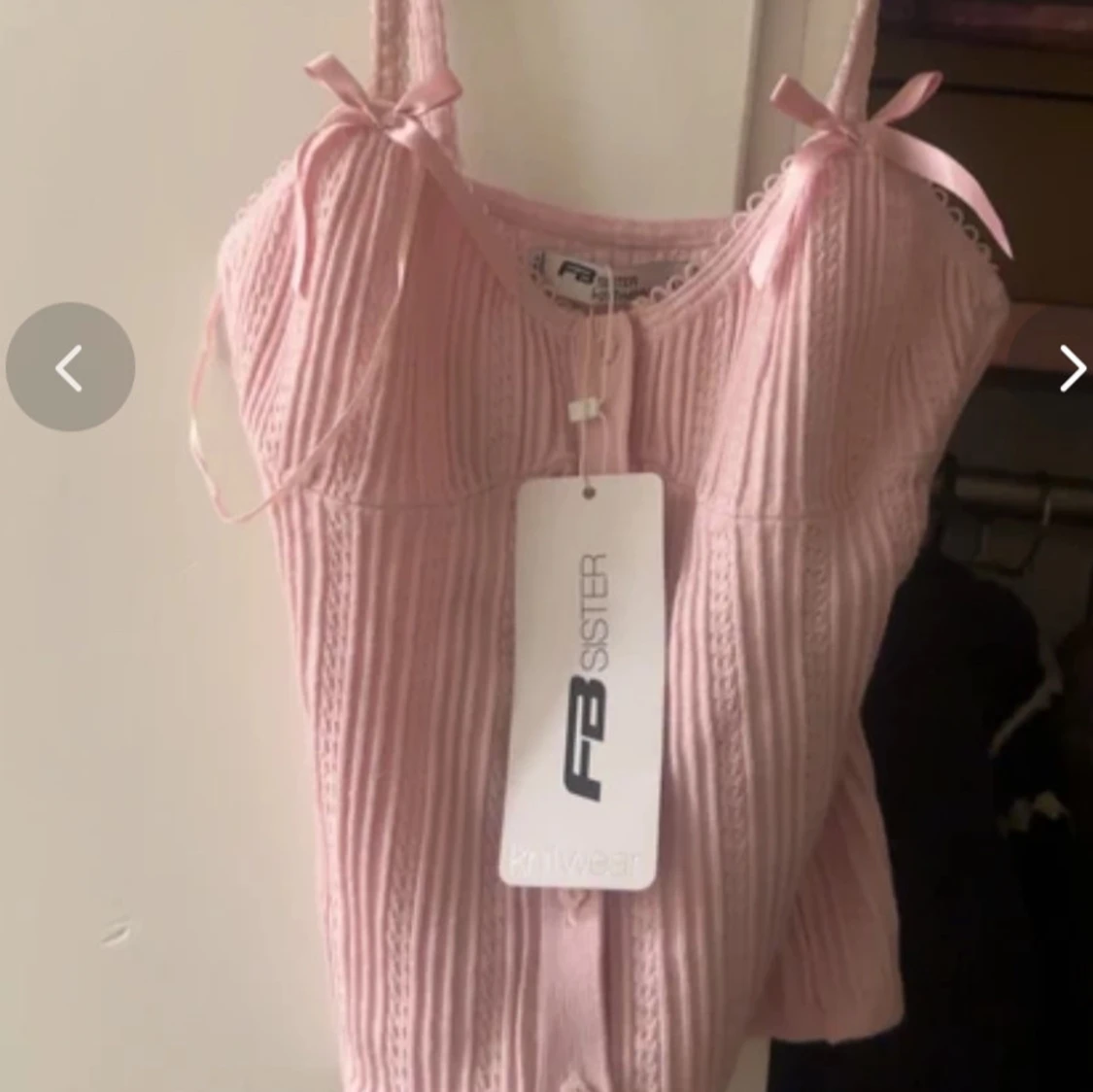 Söt ljusrosa ribbad linnetopp med rosetter - 4