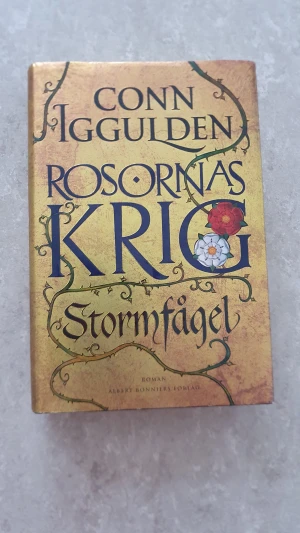 Bok - Följ med till England år 1443 där maktkamp, svek och dramatik råder! Stormfågel är första delen i Conn Igguldens episka serie om Rosornas krig – perfekt för dig som gillar spännande historiska berättelser och episka intriger.