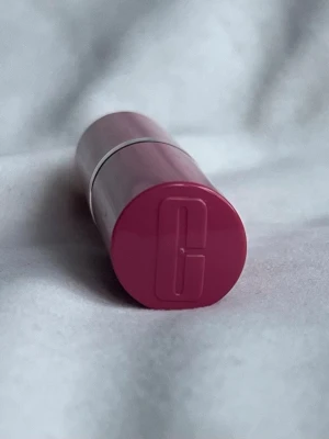 Clinique Pop, Lip Colour + Primer Rough Intens + Base - Oanvänd ljusrosa läppstift med en mjuk och glansig känsla som dubbelt verkat som primer.