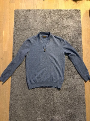 Blå 1/4 zip  från Stenströms - Snygg blå tröja från Stenströms. Nästan oanvänd, väldigt mjuk och stilren. 