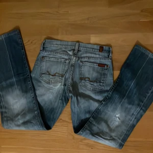 Bootcut jeans från fan all 7 mankind  - Tja! Säljer nu dessa grymma feta bootcut jeans från Fan all 7 mankind. Jeansen är i perfekt skick och inga skråmor.  Strl 28/30 Vid frågor om pris mm tveka inte att höra av er!