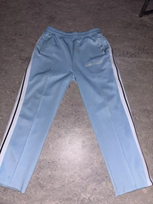 Palm angels byxor - Ljus blåa palm angelsbyxor säljs