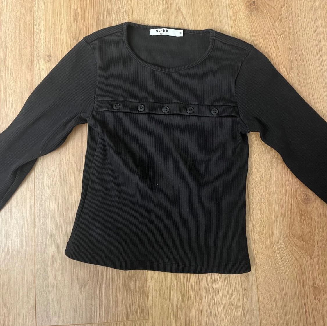 Svart ribbad topp från Chloes kollektion med  NA-KD