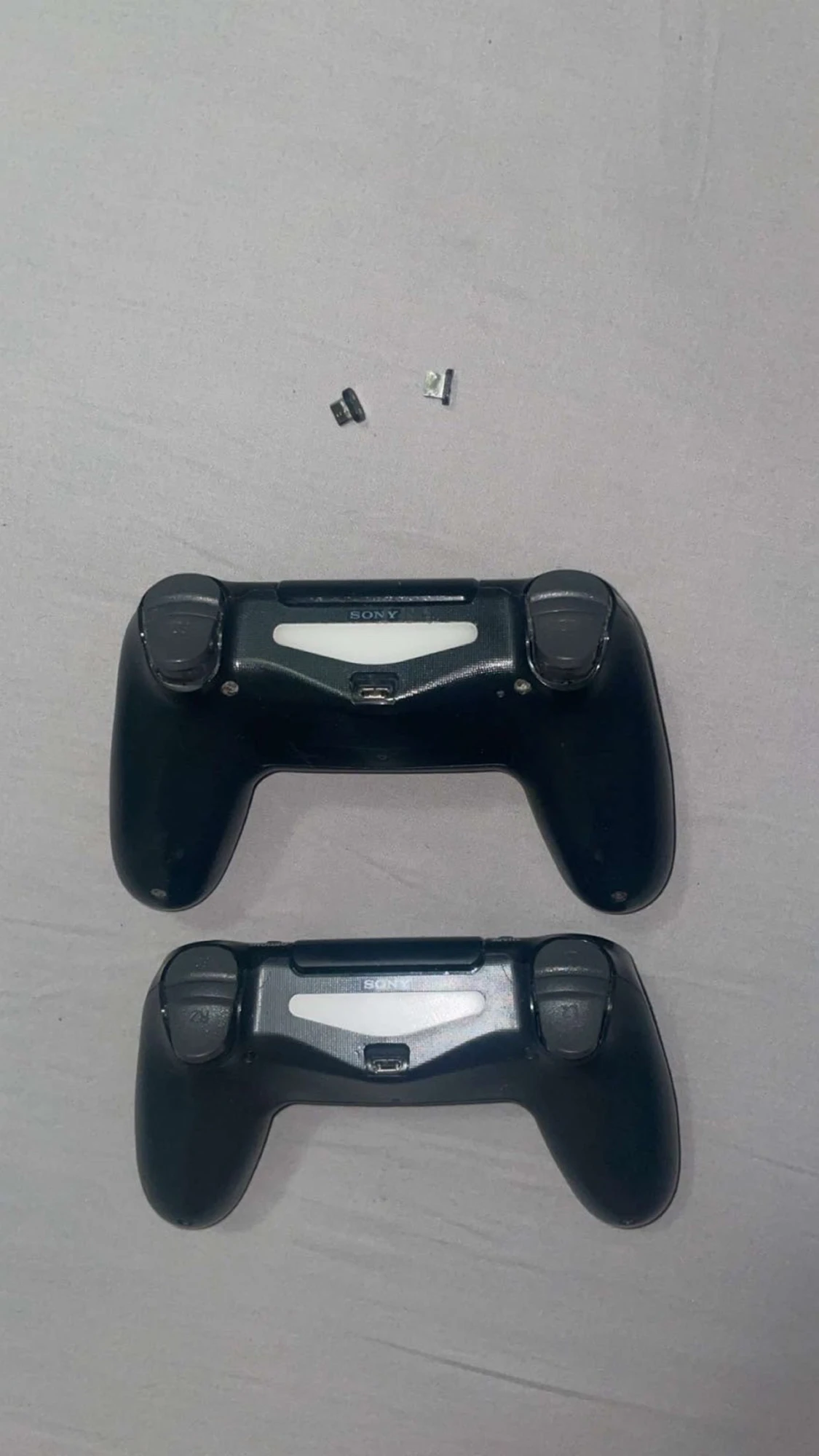 PlayStation 4 Slim med 2 DualShock 4 kontroller - 3