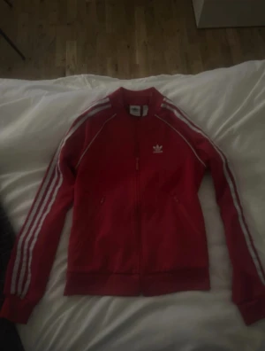 Röd adidas kofta  - En röd jätte fin adidas kofta. 