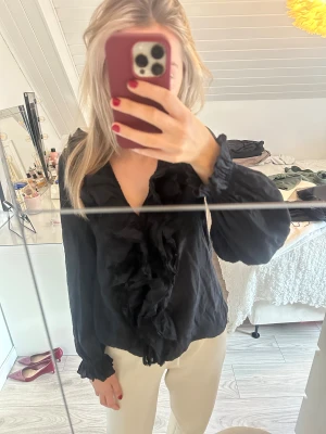 Svart volang blus Zara  - Jättefinblus som är perfekt till jul eller nyår 