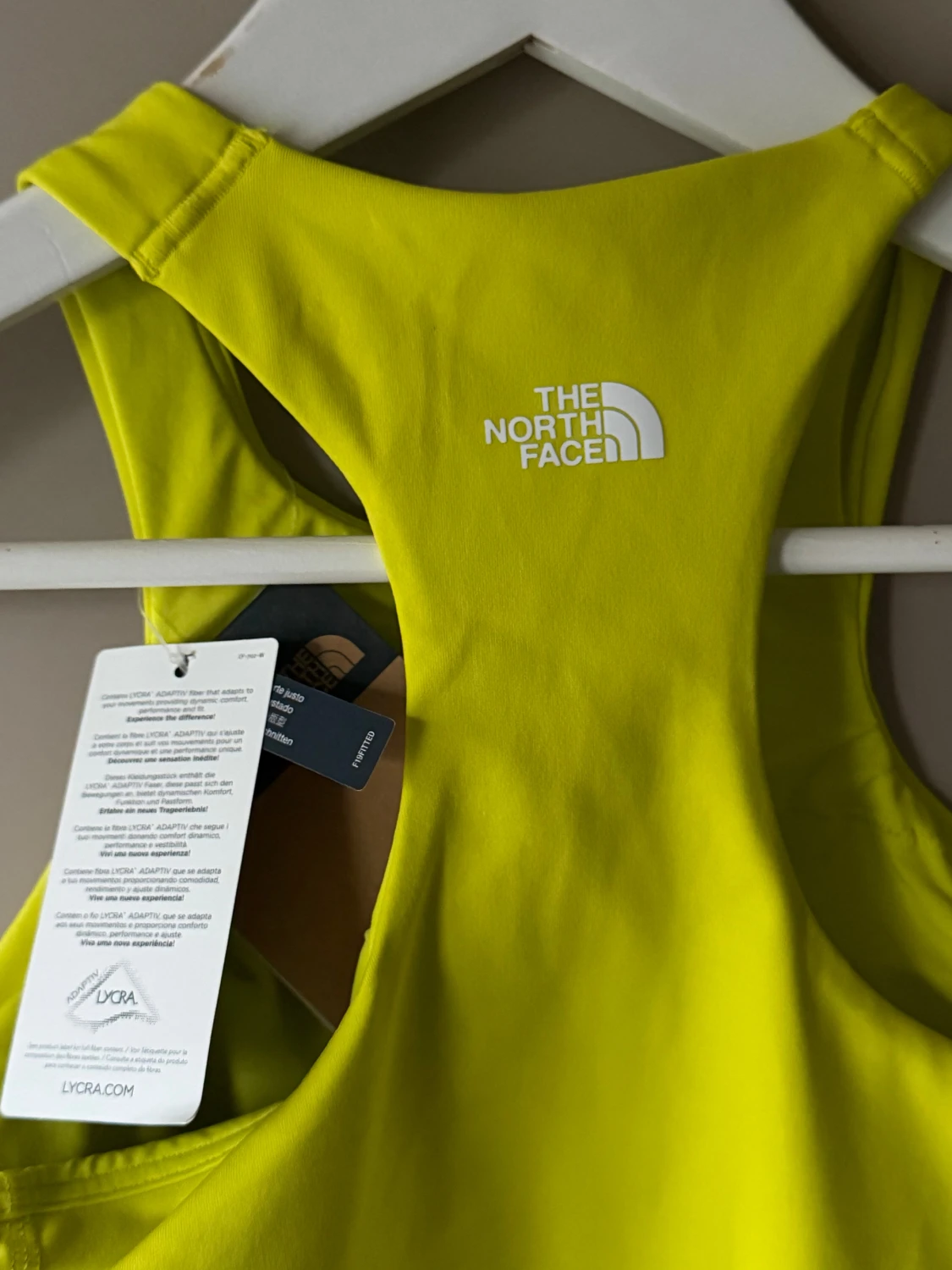 Neongul topp från The North Face
