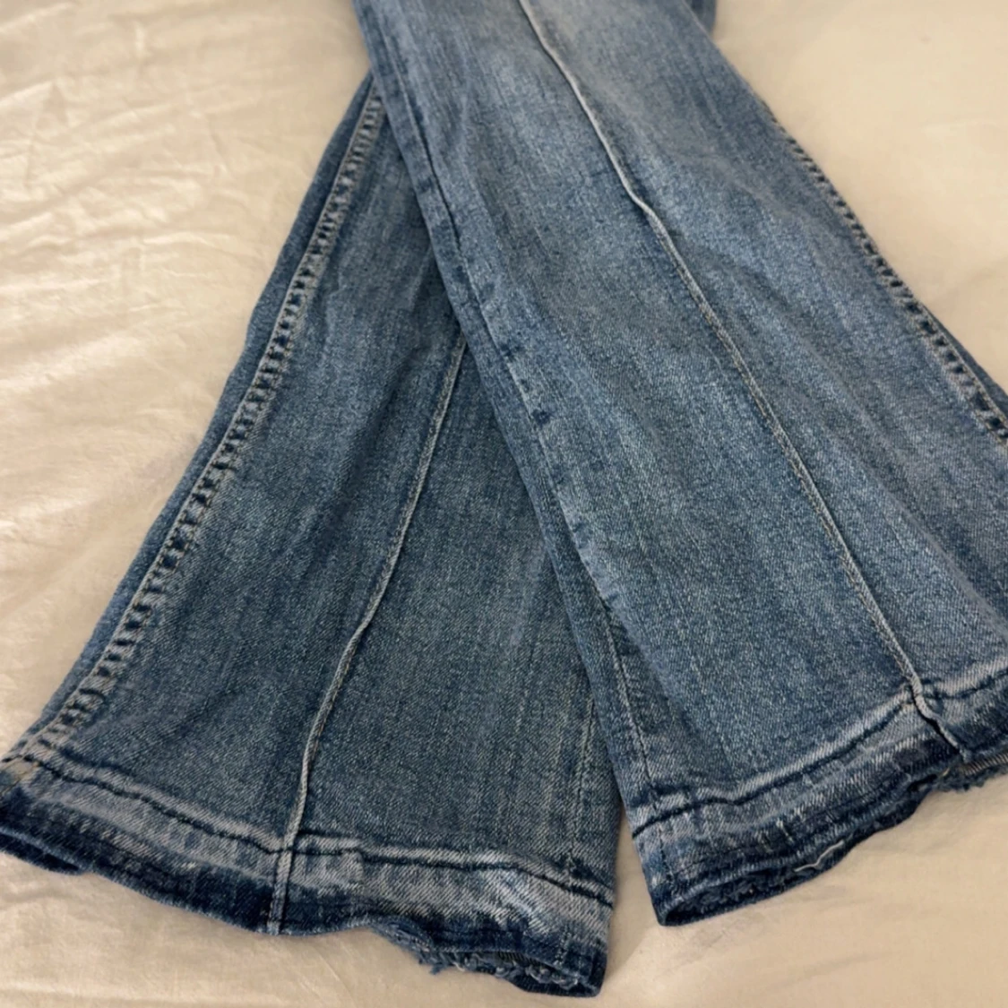 Blå bootcut jeans från Bershka - 2