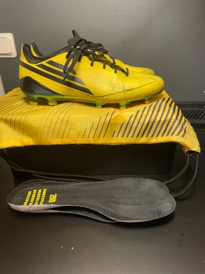 Adidas f50 - Snygga F50 adidas är en remake på en modell från 2010. Skicket är svin bra.Skriv vid frågor.