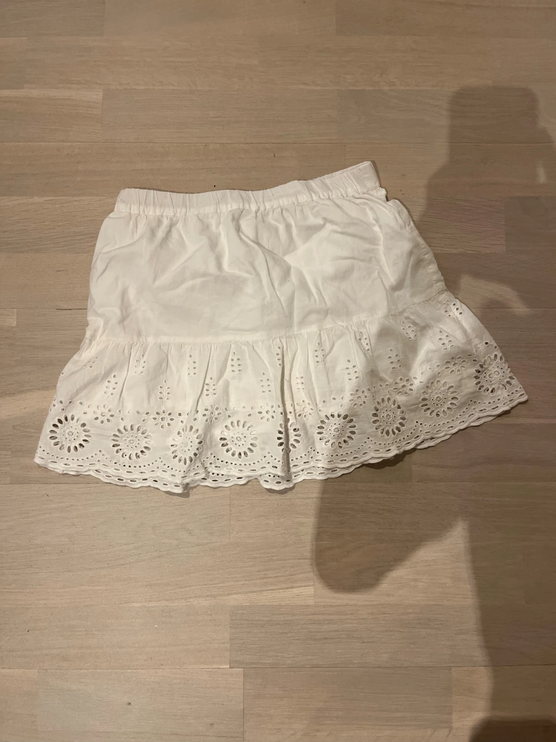 Vit kort kjol med broderade detaljer - 2