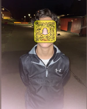 Svart vindjacka från Under Armour - Säljer en svart vindjacka från Under Armour med grå detaljer och halv dragkedja. Jackan har ett diskret rutmönster, lång ärm och en sportig look. Perfekt för dig som gillar streetstyle och vill ha något lätt och snyggt till vardags.