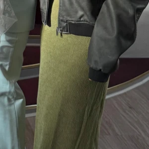 Olivgrön midi bandeauklänning Zara - Säljer en olivgrön bandeauklänning från Zara. Materialet är ribbat och stretchigt, vilket ger en bekväm passform och den har en liten slit back. Klänningen är i storlek 36/s men passar både 38 och även 34/xs vilket jag vanligtvis brukar ha.