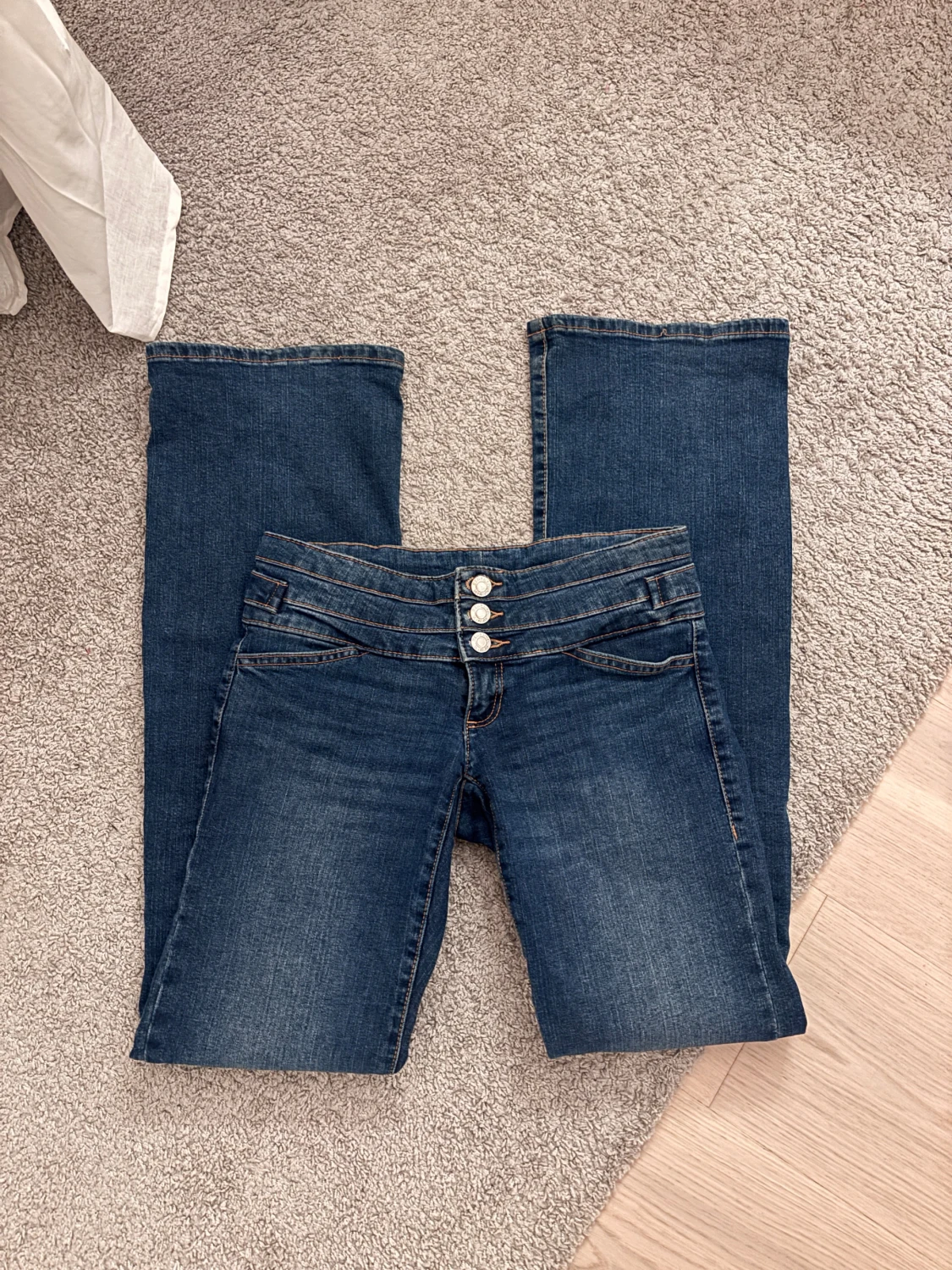Mörkblå bootcut jeans