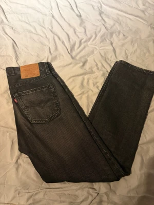 Levis 501 jeans mörkgrå - Levis 501 jeans i färgen mörkgrå i ett extremt bra skick. Nypris 1149kr storlek 29/32. Pris kan diskuteras vid snabbt affär
