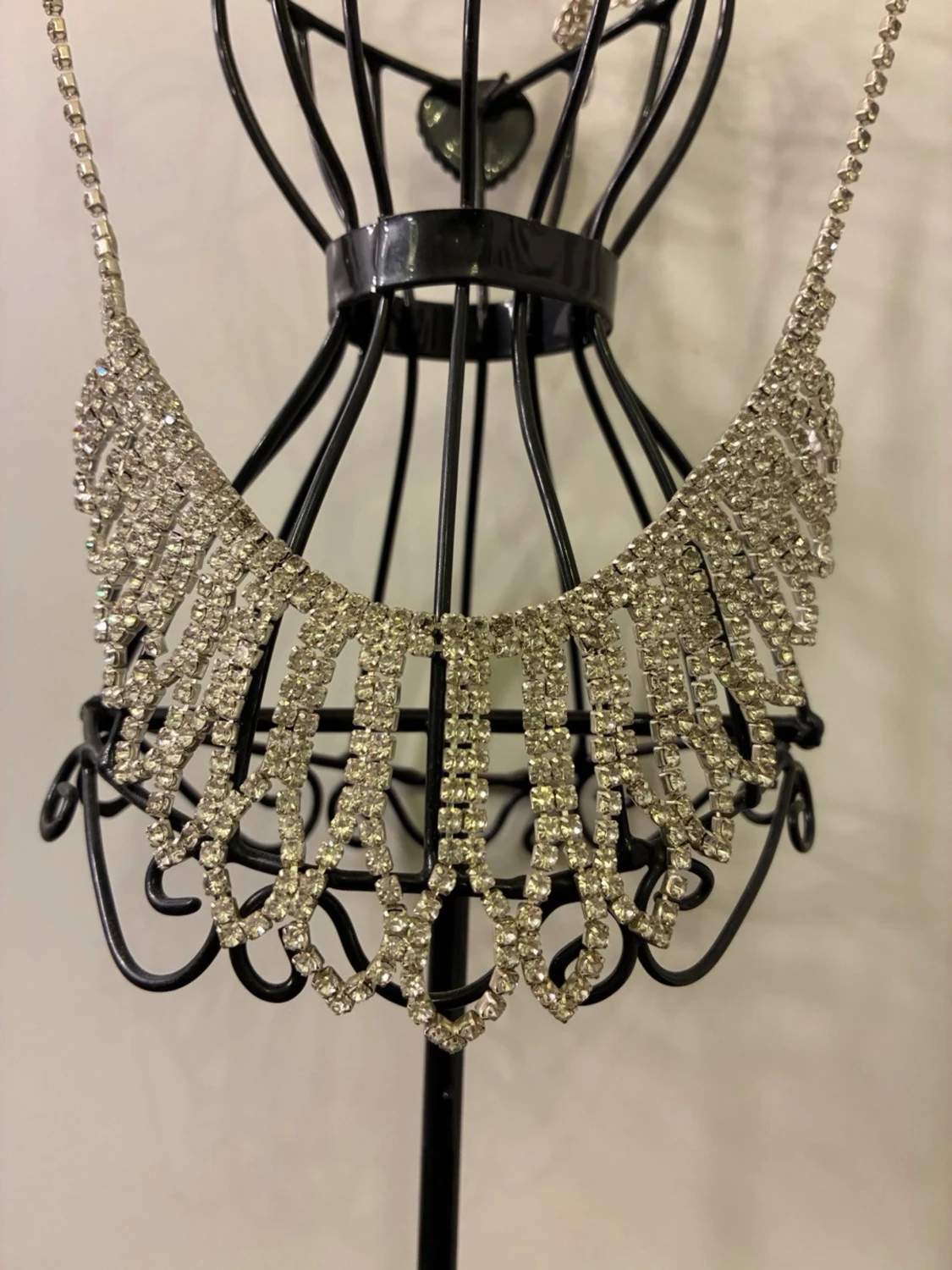 Glittrig silver halsband med strassdetaljer - 1