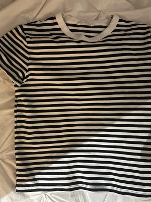 Randig svartvit t-shirt från Zara - Snygg Zara t-shirt är också i tjock tyg och inte i tunt som de flesta andra-lyxigare material. galet snygg tröja. Använt en gång innan så är i mycket bra skick. SÅ GALET SNYGG🖤🤍