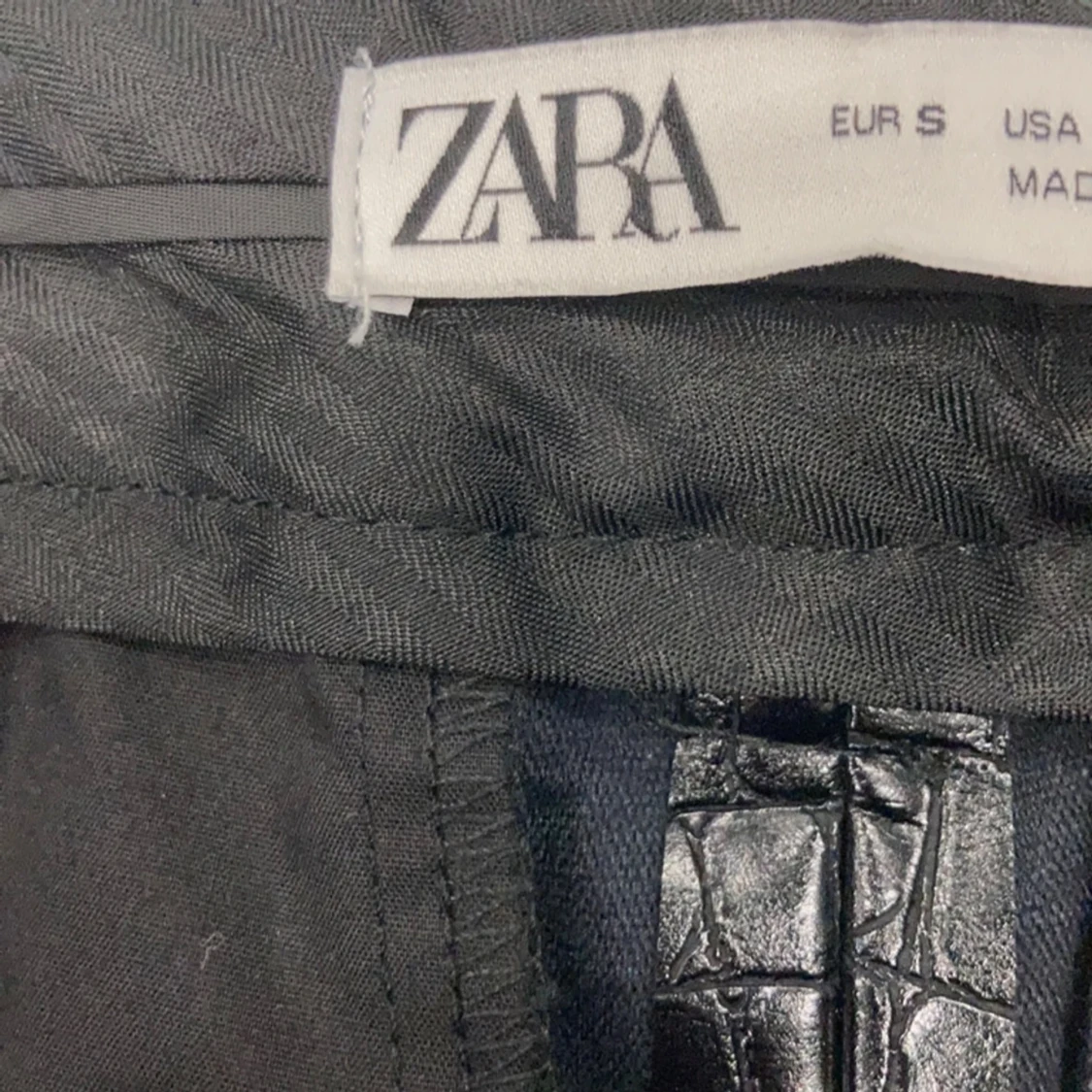 Svarta croco-byxor skin från Zara, S - 2