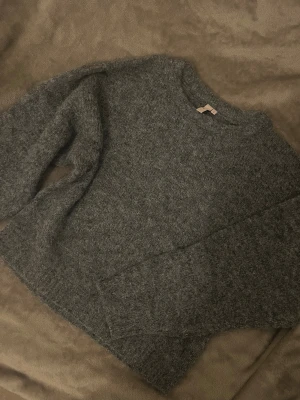 Fuzzy knit sweater from Nelly - Mörkgrå stickad från Nelly köpt för 399. Helt oanvänd eftersom råkade ta av prislappen då jag inte kan lämna tillbaka den.