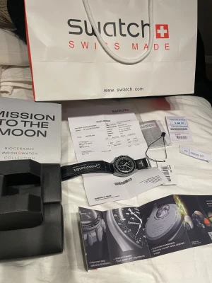 Omega x Swatch Speedmaster MoonSwatch - Säljer en Omega x Swatch Speedmaster MoonSwatch 'Mission to the Moon'. (Den är äkta) Pris kan diskuteras vid snabb affär!