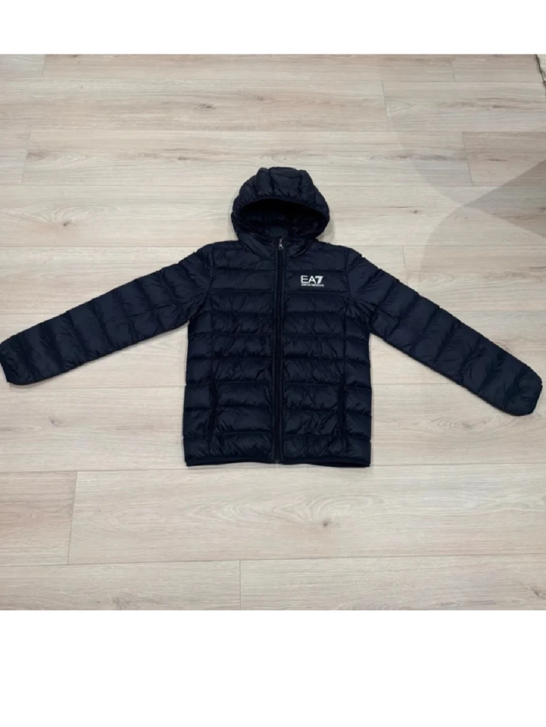 Svart dunväst med huva från EA7