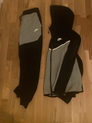 Nike tech set - Nike tech tracksuit, använts enstaka gånger, väldigt bra skick, inga defekter hör av er vid frågor