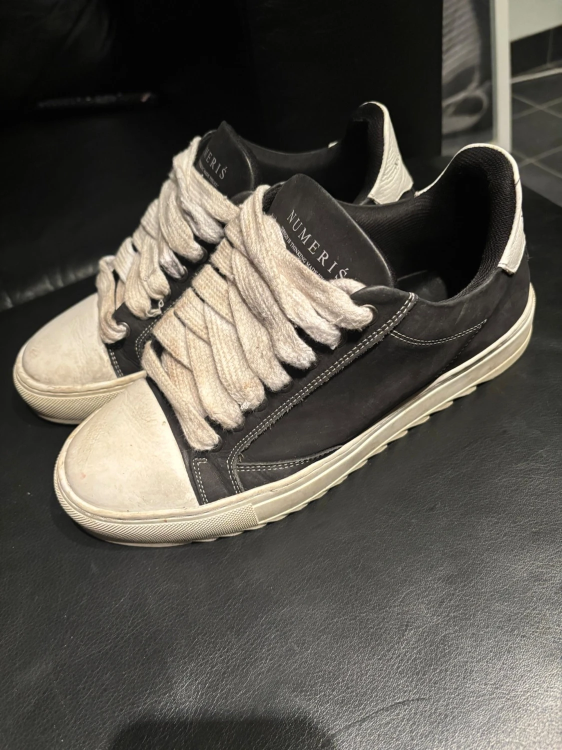 Svarta och vita sneakers från Numeris - 1