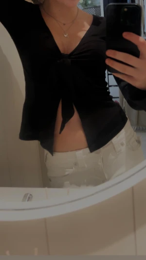 Blus - Säljer min v ringade tröja ifrån Gina. Den är i stolek m men passar mig i xs super. 