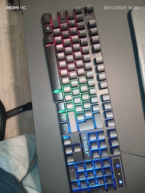 T-WOLF Rainbow Backlit Game Keyboard - Snygg gamingtangentbord från T-WOLF med regnbågsbelysning och USB-anslutning. Fullstort med numerisk del, tydliga tangenter och robust design. Tangentbordet är i gott skick utan synligt slitage eller defekter. Perfekt för gaming och arbete.